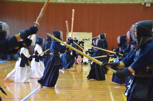 体育館で剣道の練習をしている様子を見ている写真